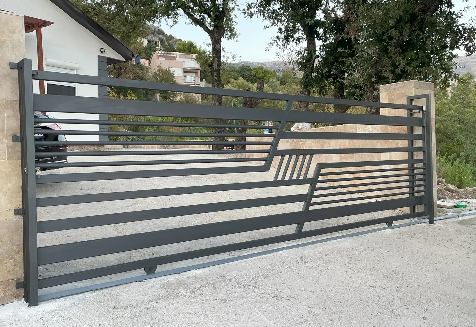 Moderna klizna kapija od čeličnih profila