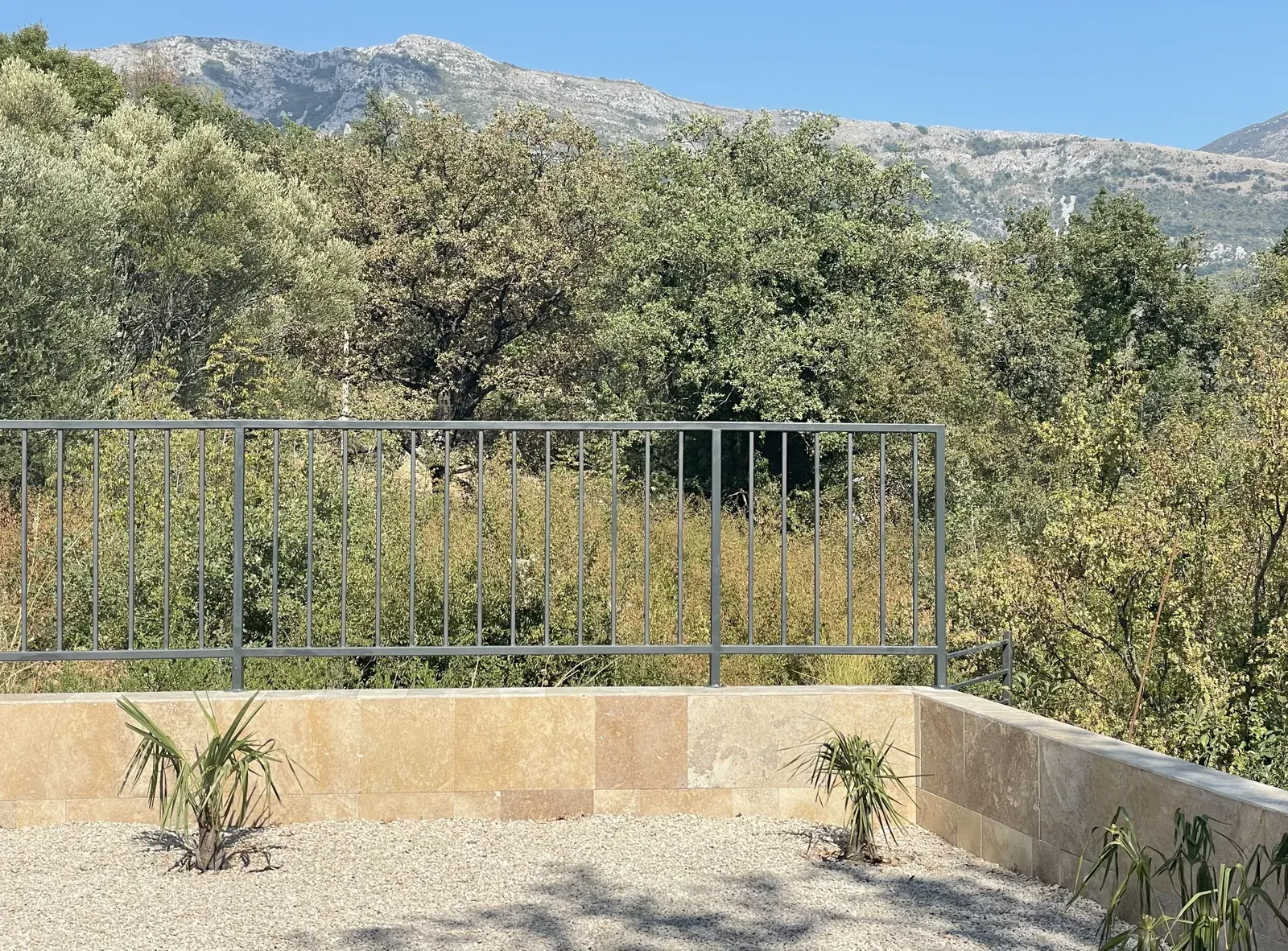Dvorišna ograda od čeličnih profila, Sutomore